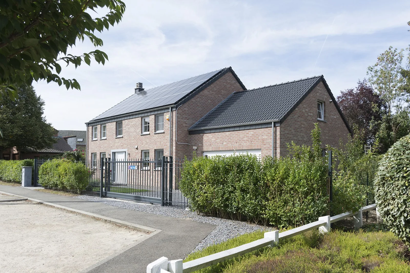 Une maison Maisons Baijot à Emptinne, avec ses panneaux photovoltaïques